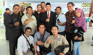 kabag_humas_dan_protokoler_setda_kolaka_anas_yusuf_bersama_sejumlah_wartawan