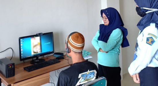 napi-mengobrol-via-video-call