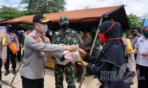 kapolda-bagikan-sembako-kepada-kaum-rentan