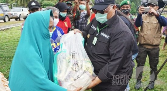 ali-mazi-bagi-sembako-peduli-covid19-konawe-selatan