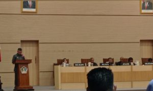 Wali Kota Sulkarnain saat menyerahkan KUA PPAS APBD Kota Kendari tahun 2023 kepada DPRD dalam Rapat Paripurna DPRD Kota Kendari pada Senin (19/9/2022) malam.