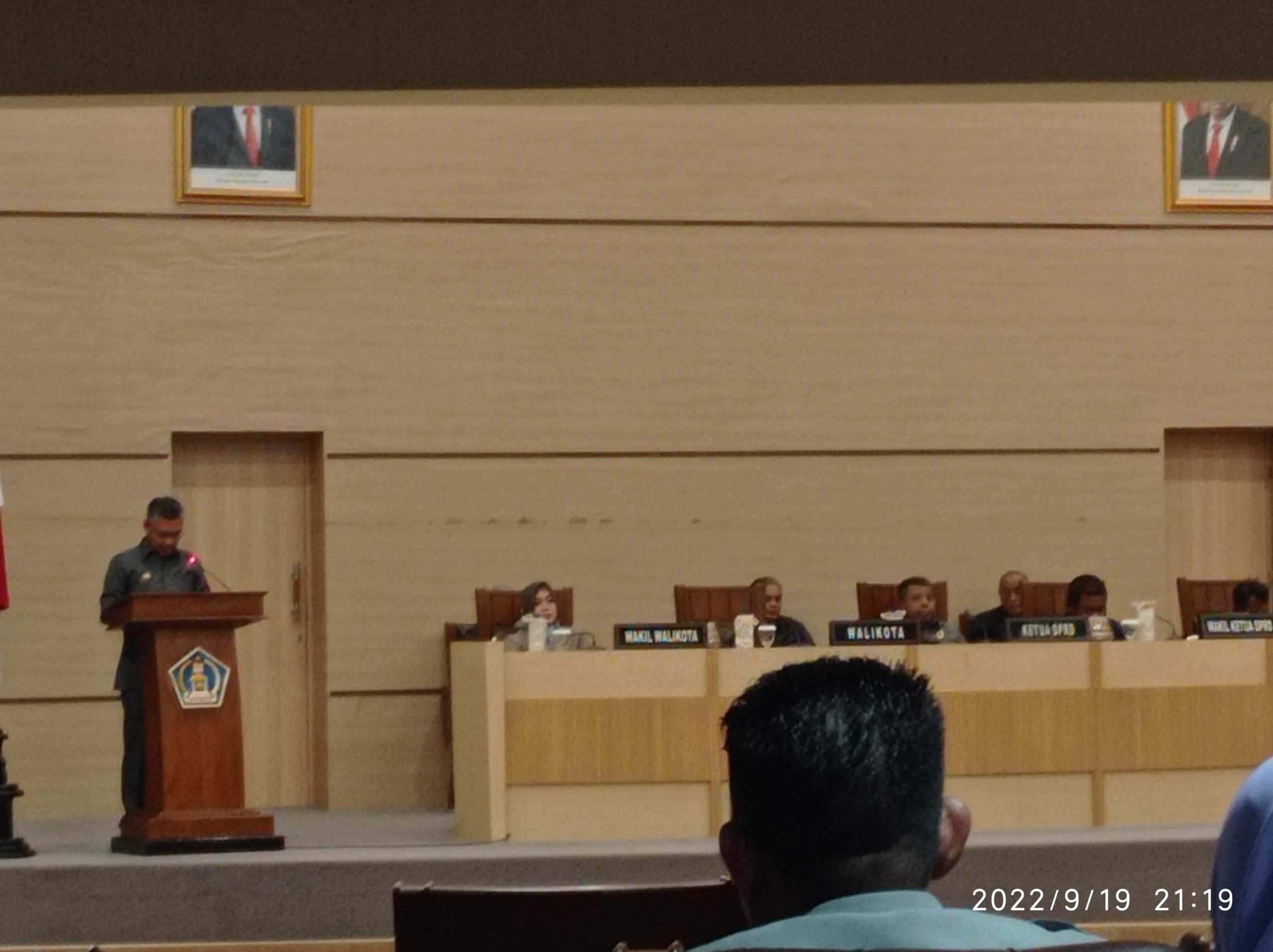 Wali Kota Sulkarnain saat menyerahkan KUA PPAS APBD Kota Kendari tahun 2023 kepada DPRD dalam Rapat Paripurna DPRD Kota Kendari pada Senin (19/9/2022) malam.