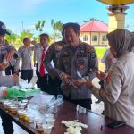 Kapolres bersama Wakapolres Kolut saat melakukan tes urine sekaligus memantau pelaksanaan tes urine (Foto: Amar/topiksultra.com)
