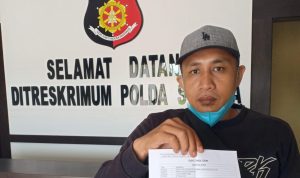 Himawan saat menunjukkan bukti laporannya.