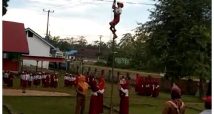 bocah-sd-panjat-tiang-bendera