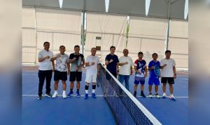 Ketum KONI Sultra Dampingi Gubernur ASR Bermain Tenis Lapangan